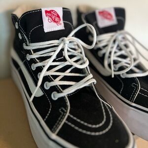Platform Vans Sneakers Black & White Sk8-Hi Stackform Style